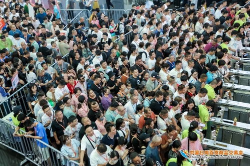 人流如潮星聚上海 第116屆中國(guó)日用百貨商品交易會(huì)盛大開(kāi)幕