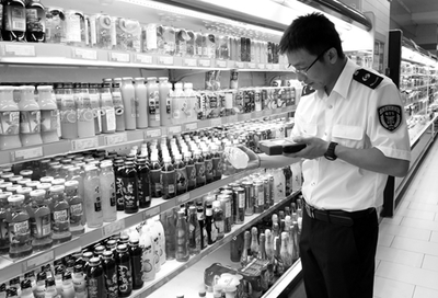 北京市石景山區(qū)質(zhì)監(jiān)局對(duì)應(yīng)季產(chǎn)品進(jìn)行專(zhuān)項(xiàng)檢查(圖)